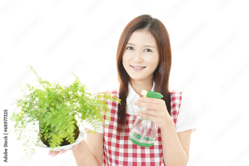 笑顔の女性と観葉植物 笑顔の女性と観葉植物