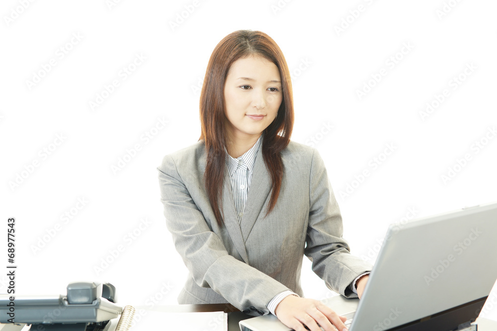 PCで仕事中のOL PCで仕事中のOL