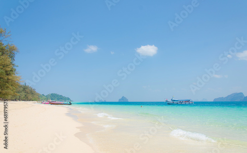 Fototapeta Naklejka Na Ścianę i Meble -  Tropical beach Andaman Sea, Thailand.
