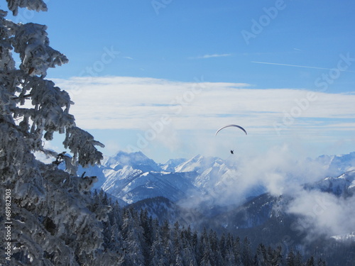 Paragleiter in Schneelandschaft