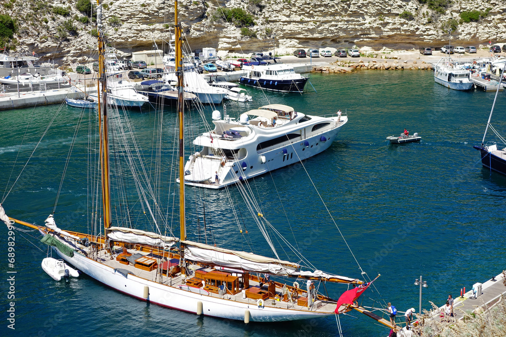 Voilier et yacht dans le port de plaisance de Bonifacio en Corse