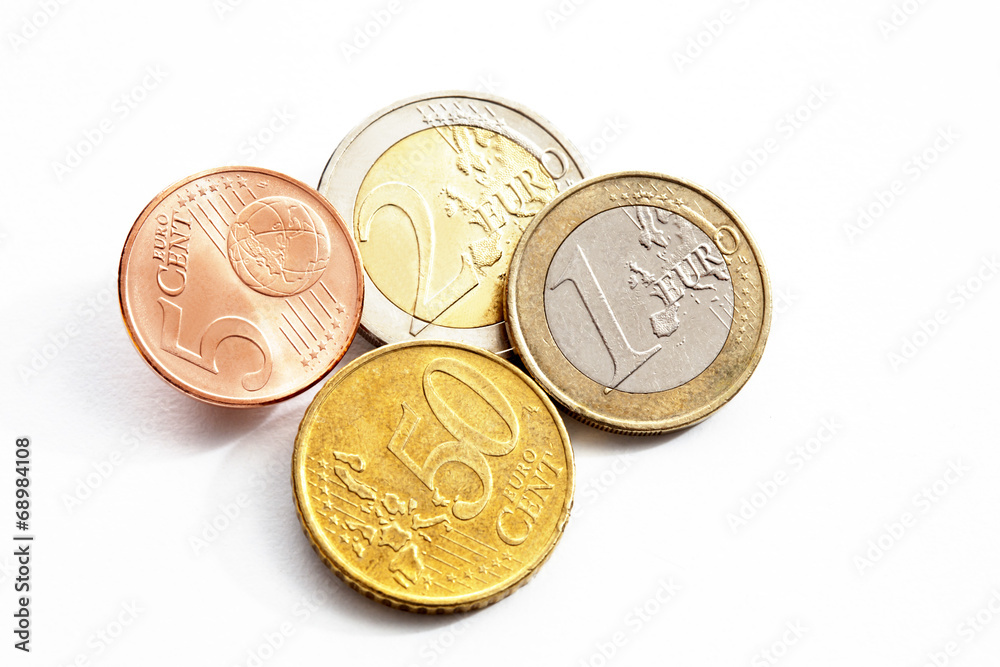 Euromünzen auf weißem Hintergrund Euromünzen auf weißem Hintergrund