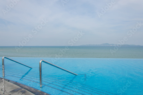 Luxury swimming pool in front of the sea © CasanoWa Stutio