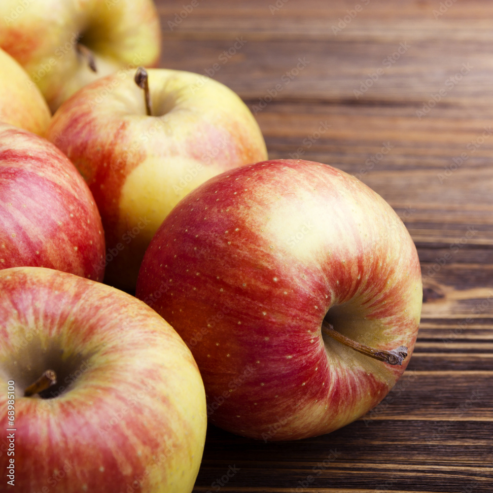 red apples on wooden table red apples on wooden table