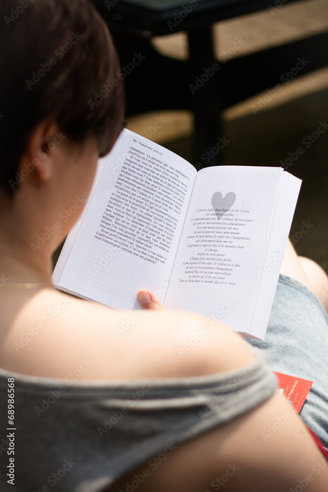 Femme qui lit un livre Stock Photo | Adobe Stock