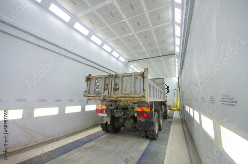 Wallpaper Mural carrosserie - camion en cabine de peinture Torontodigital.ca