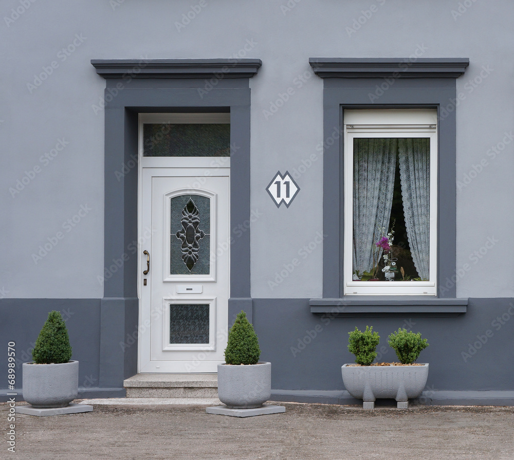 Modernisierte Fassade in grau Stock-Foto | Adobe Stock