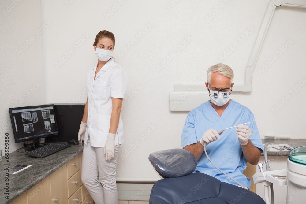 Obraz premium Dentist and assistant getting ready for patient