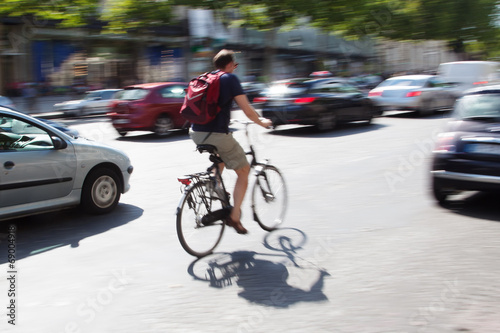 Radfahrer im Großstadtverkehr