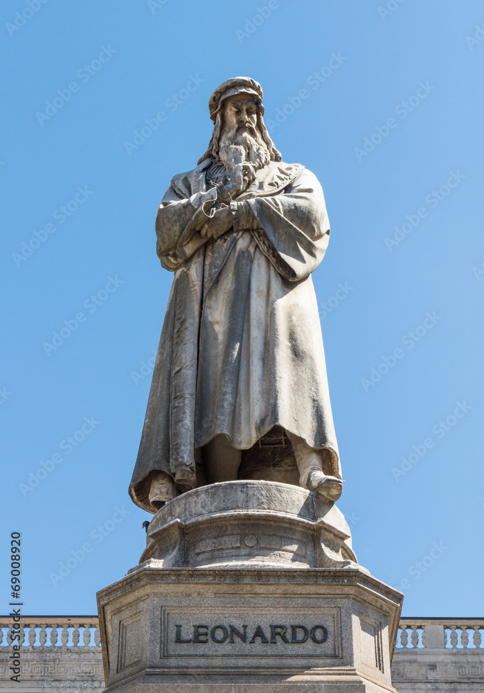 Statue of Leonardo Da Vinci in Scala piazza Milan, Italy.