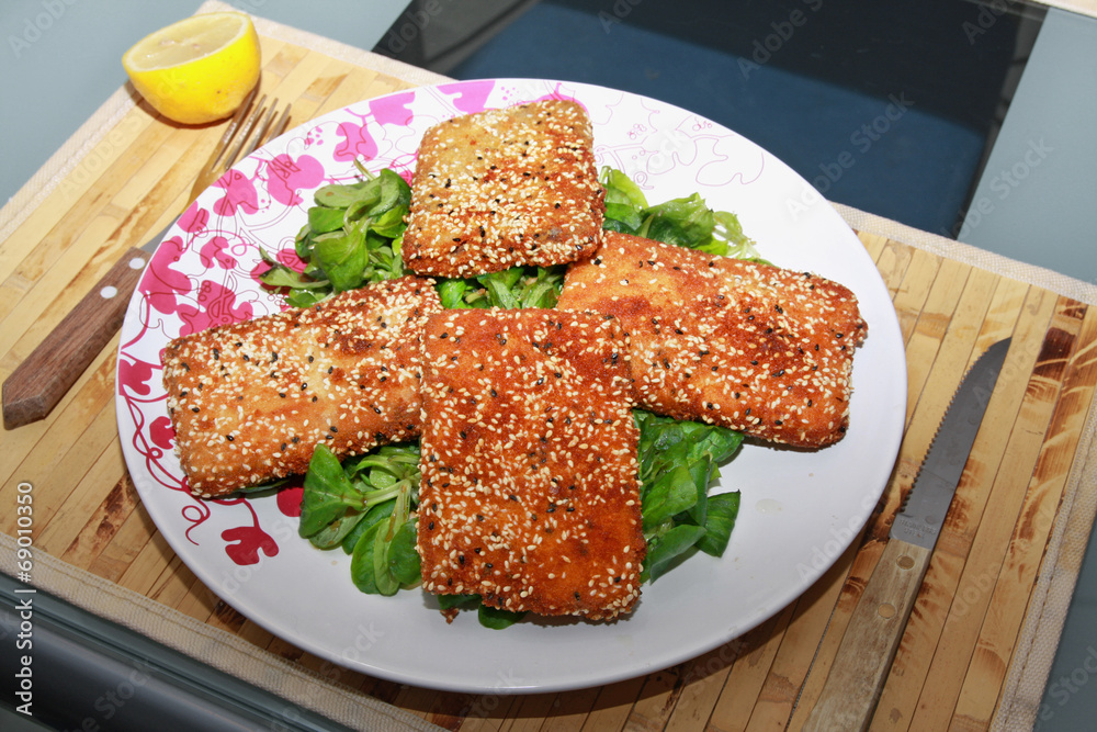 Räuchertofu in Sesamkruste auf Vogerlsalat Stock Photo Adobe Stock