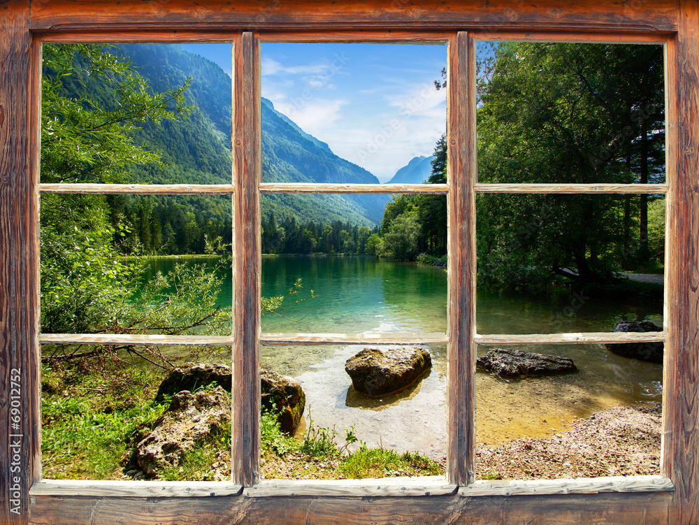 Fototapeta Widok przez zamknięte okno na góry, jezioro, las