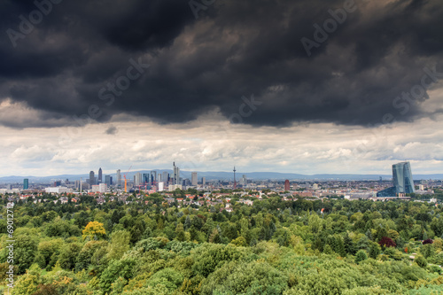 Dunke Wolken über der Skyline von Frankfurt