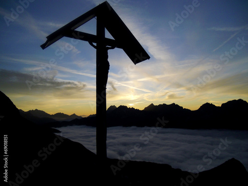 Gipfelkreuz im Sonnenuntergang