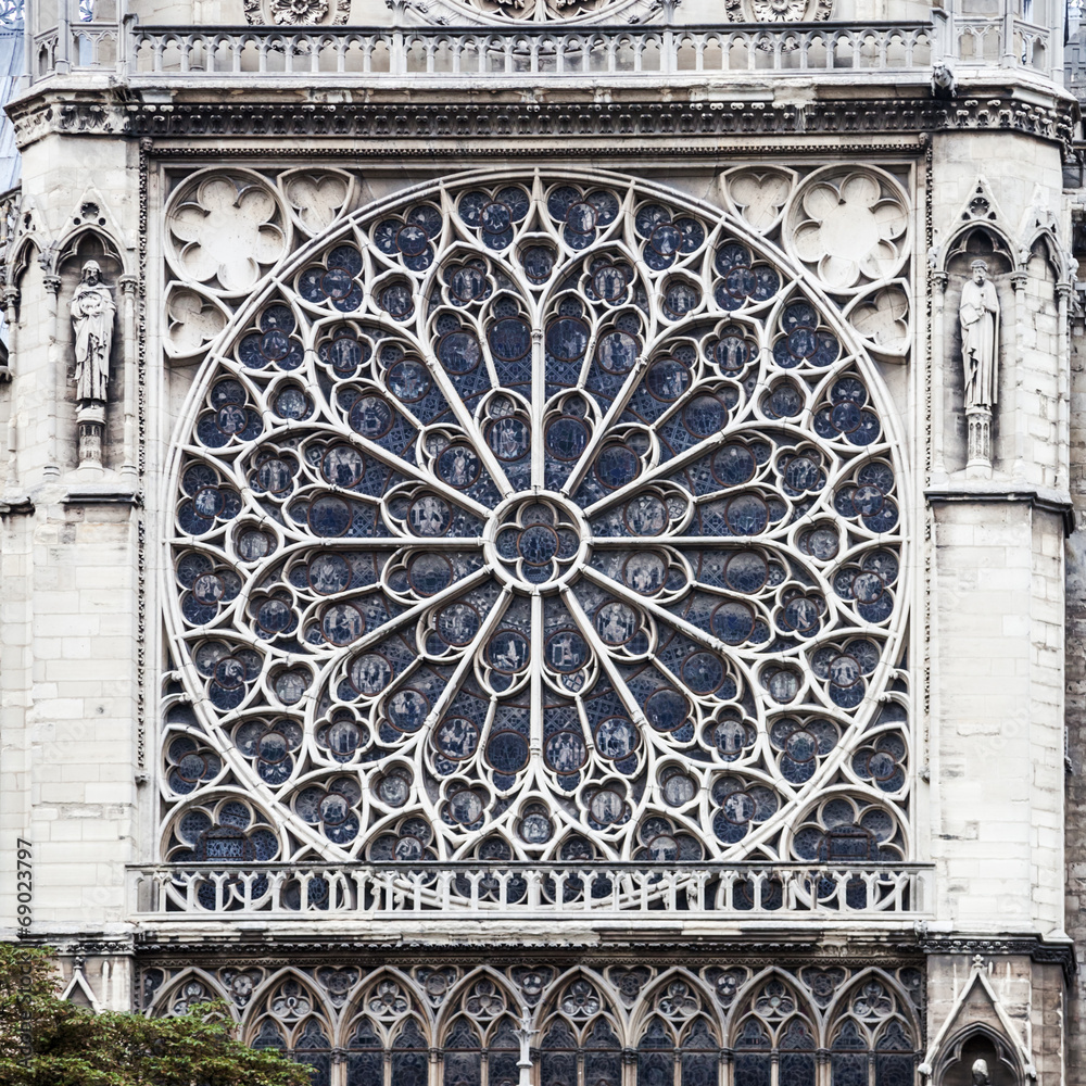 Fensterrosette an der Notre Dame Kirche in Paris