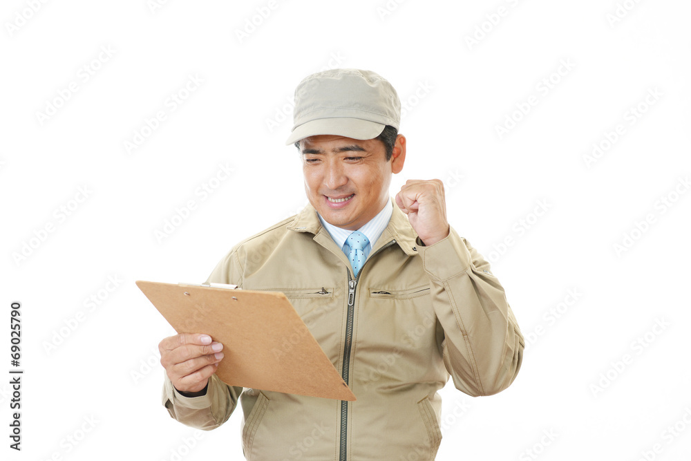 ガッツポーズの笑顔の男性