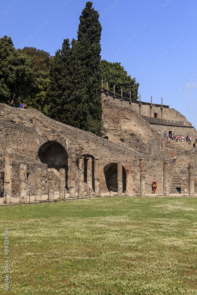 Hof mit Wiese in Forum Triangolare - Pompeji