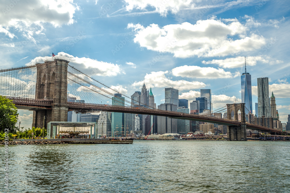Naklejka premium New York City Brooklyn Bridge Manhattan budynków skyline