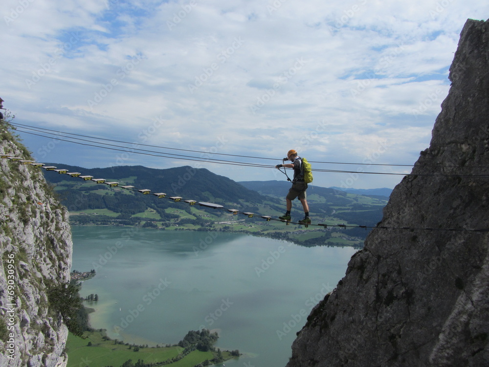 Fototapeta premium Klettersteiger auf Hängebrücke