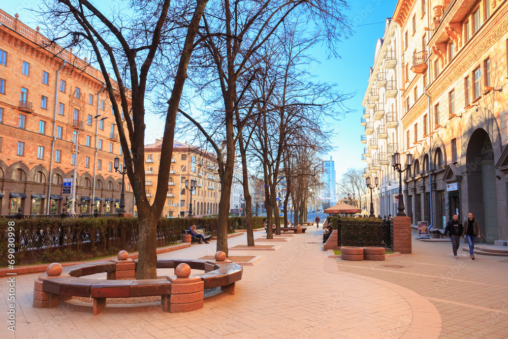 Fototapeta premium People walking on the sidewalk on Lenin Street in spring in Mins