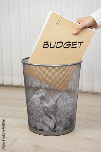 Papierkorb mit Akte - Budget