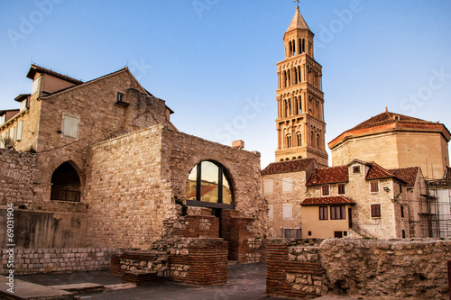 Canvas Print Scene from the old city of Split and the view of old bell tower