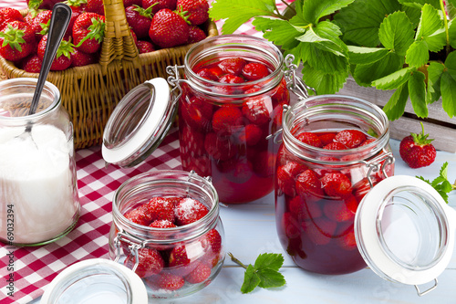 Homemade preserves, prepare compote of strawberries.