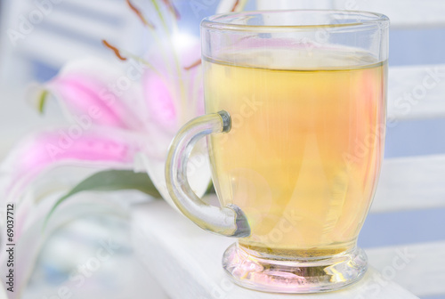 filiżanka z herbatą na tle różowy kwiat