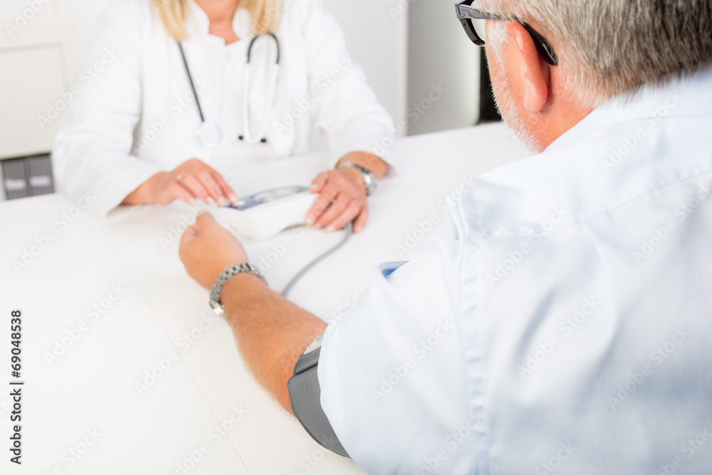 patient bekommt den blutdruck gemessen patient bekommt den blutdruck gemessen