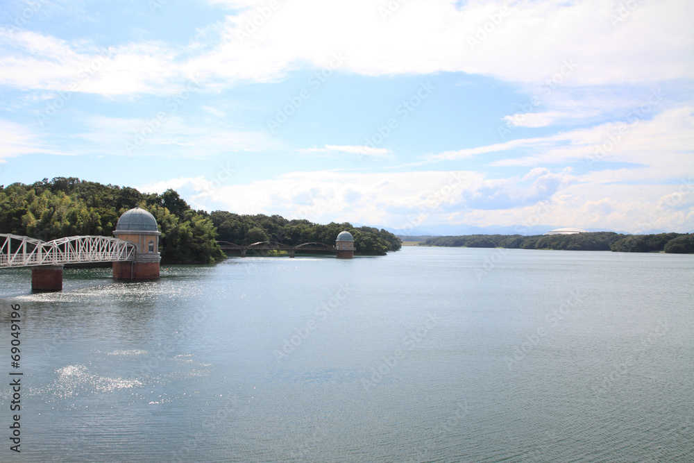 多摩湖と取水塔