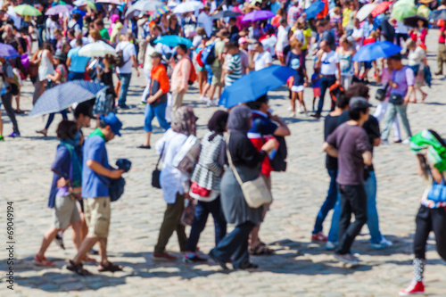 Out of Focus Bild von Schlange stehenden Touristen