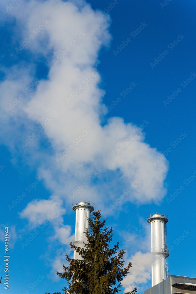 Industrieschlot mit Baum Industrieschlot mit Baum