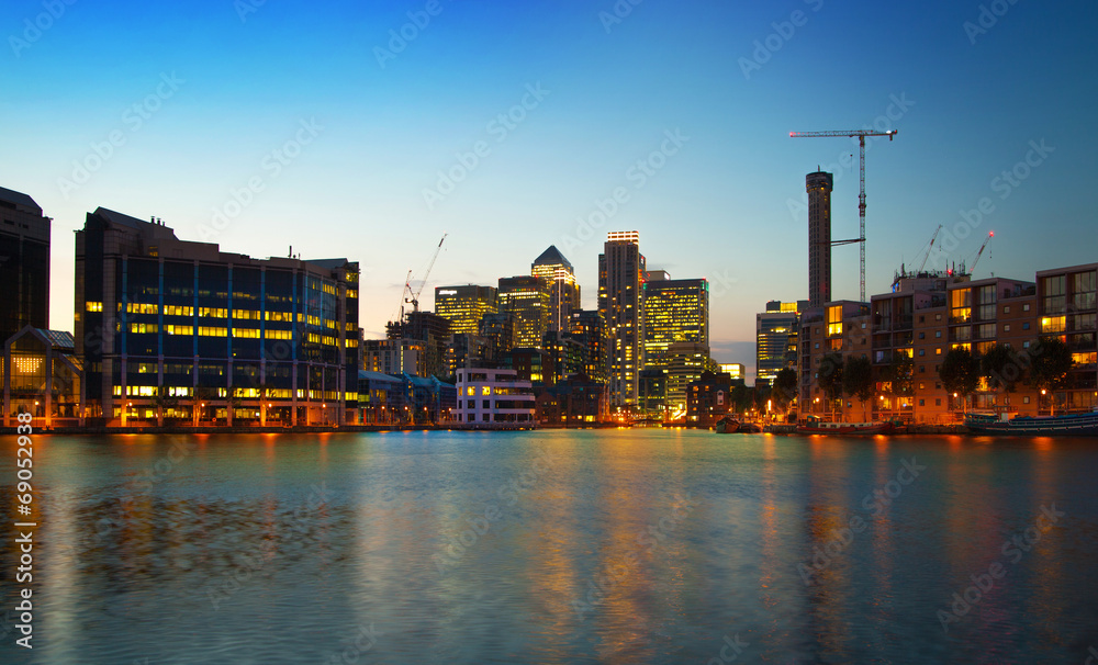 Obraz premium Londyn, Canary Wharf o zmierzchu