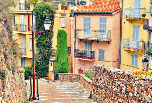 Fototapeta Naklejka Na Ścianę i Meble -  Street with buildings and paved brick walkway in Cannes, France