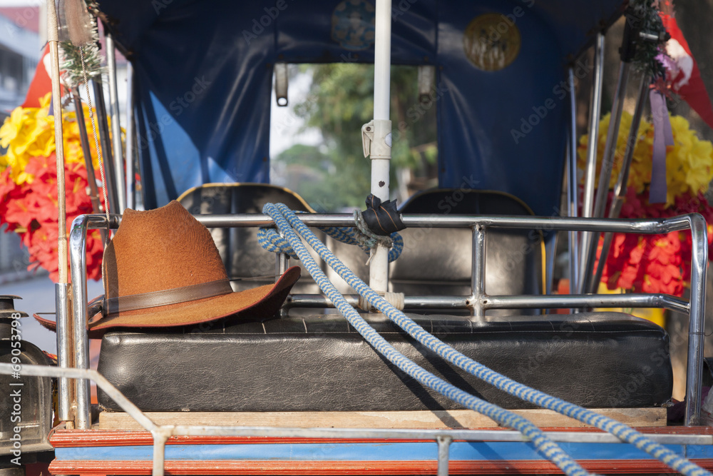 Hut und Zügel auf einer Pferdekutsche in Lampang