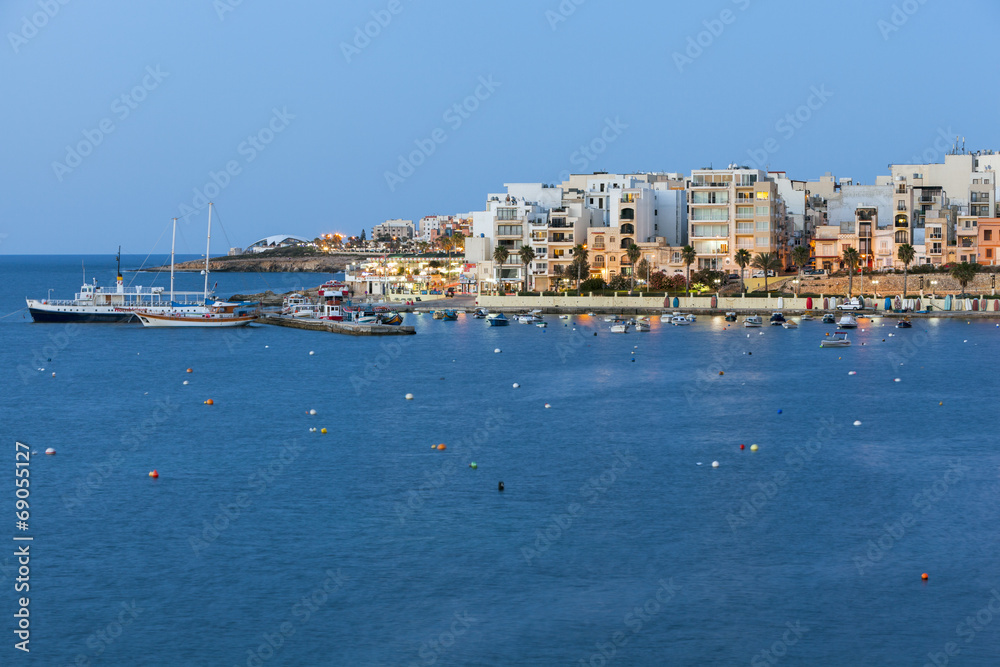 Bucht von St Paul auf der Insel Malta am abend