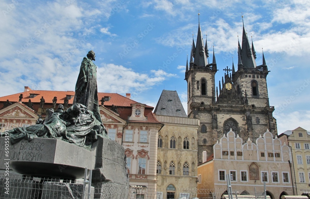 Jan-Hus-Denkmal und Teynkirche, Prag Jan-Hus-Denkmal und Teynkirche, Prag