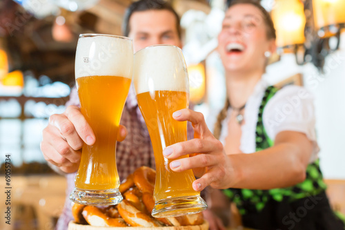 Bayrisches Paar stößt mit Bier an