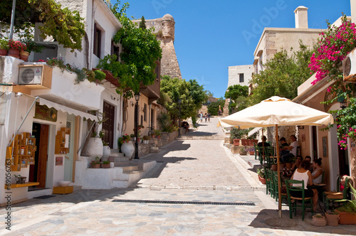 Fototapeta Turyści odpoczywają w mieście Rethymno. Wyspa Kreta, Grecja.