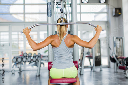 Bilde på lerret Young woman training in the gym