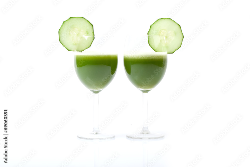 Smothie aus Gurkensaft im Cocktailglas vor weißem Hintergrund Smothie aus Gurkensaft im Cocktailglas vor weißem Hintergrund
