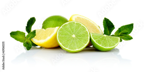 Photo Three sliced lemons with limes with mint