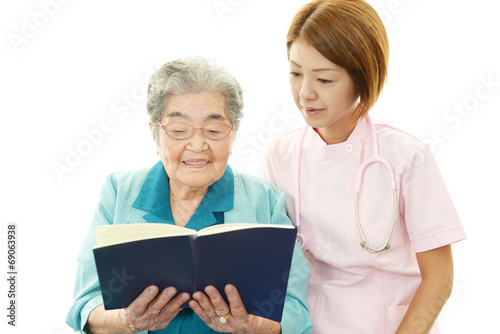 笑顔の高齢者と看護師