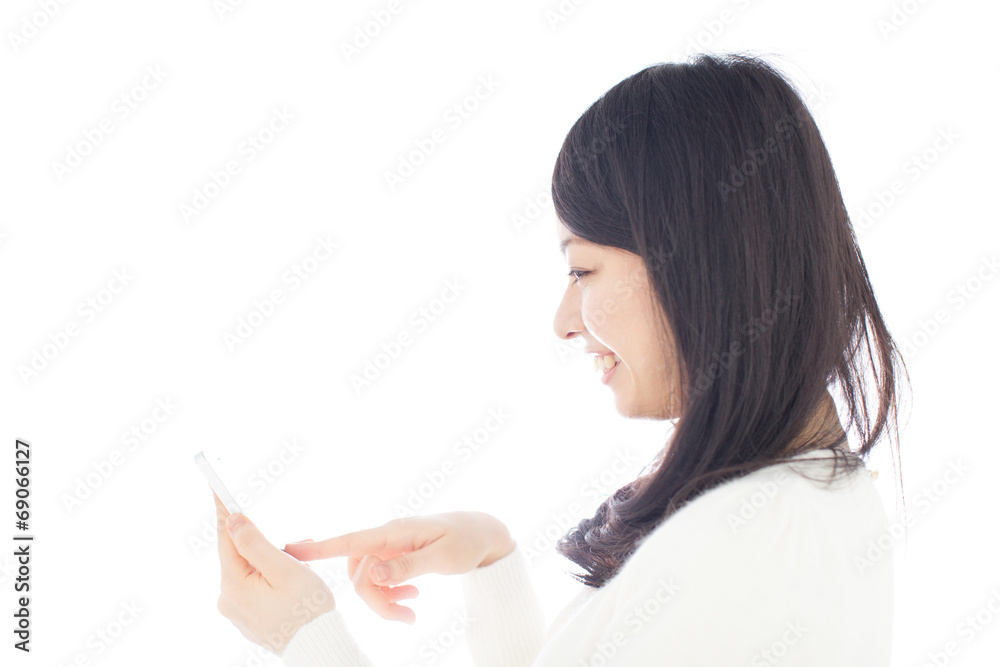 スマートフォンを使う女の子 スマートフォンを使う女の子