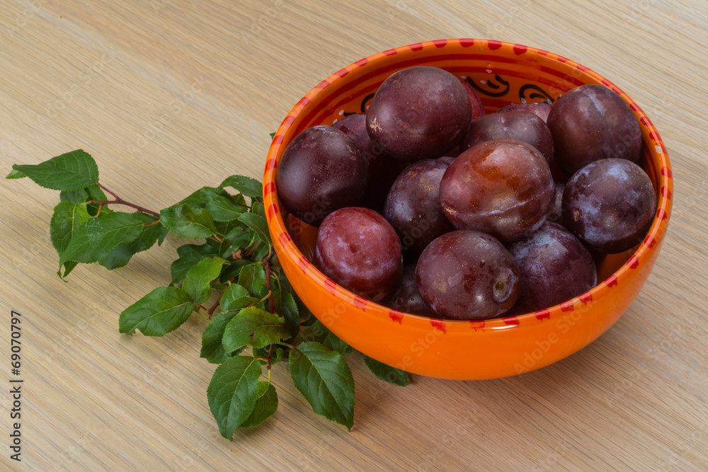 Obraz premium Plums in the bowl