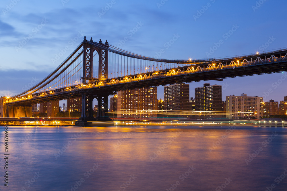 Obraz premium Manhattan Bridge i Skyline At Night