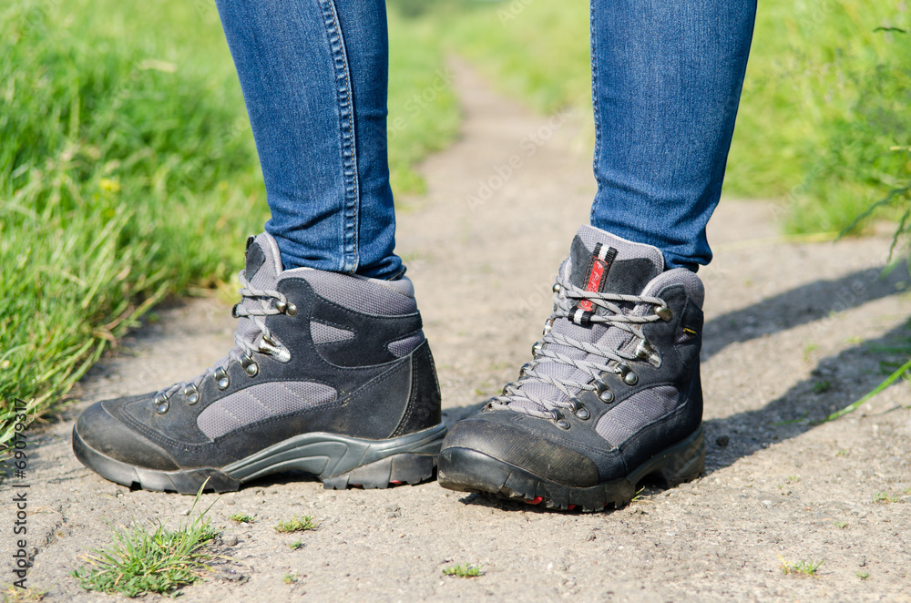 frau trägt schuhwerk zum wandern frau trägt schuhwerk zum wandern