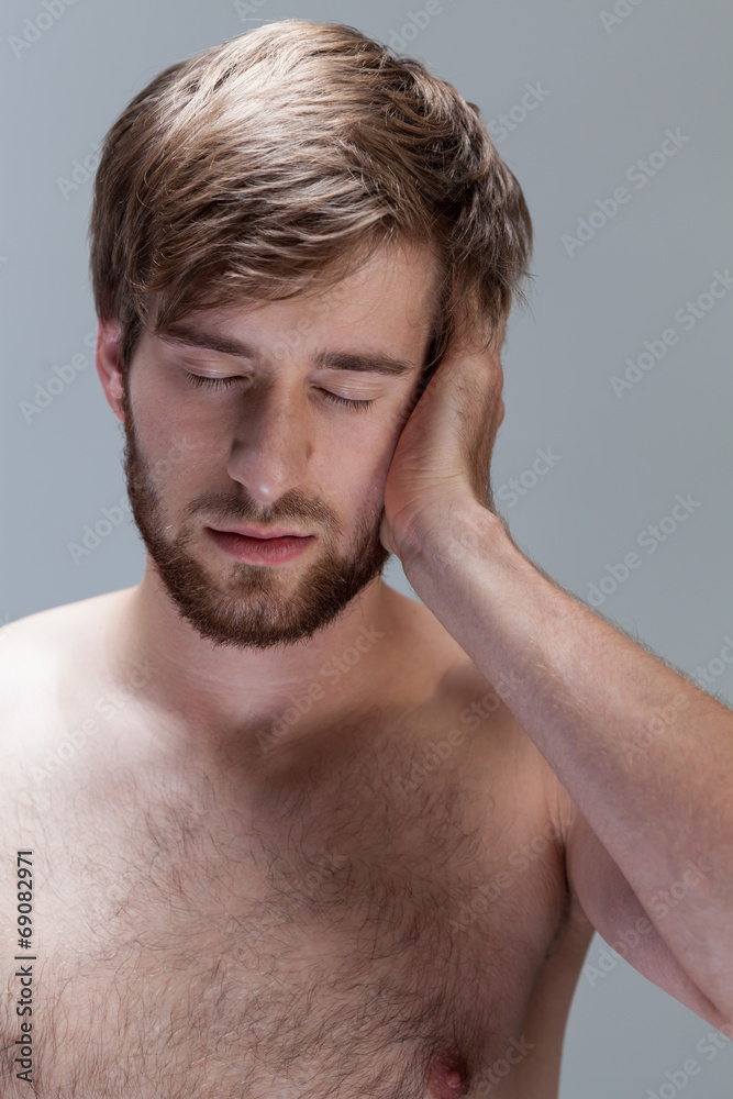 Obraz premium Tired man suffering from headache