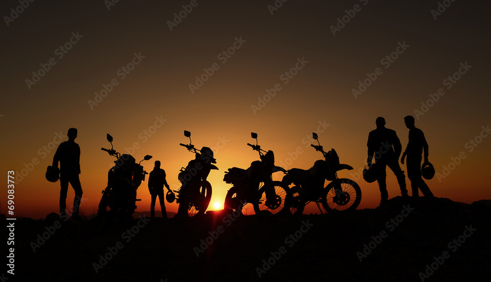 gündoğumu izleyen motorcular gündoğumu izleyen motorcular