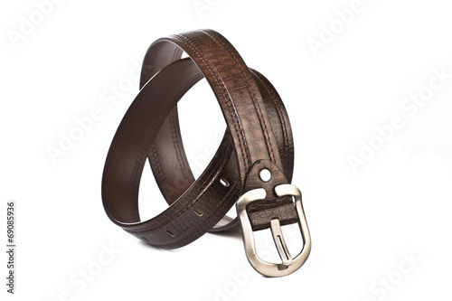 Cinturón marrón de piel con hebilla de metal plateada sobre fondo blanco aislado. Vista de frente. Copy space